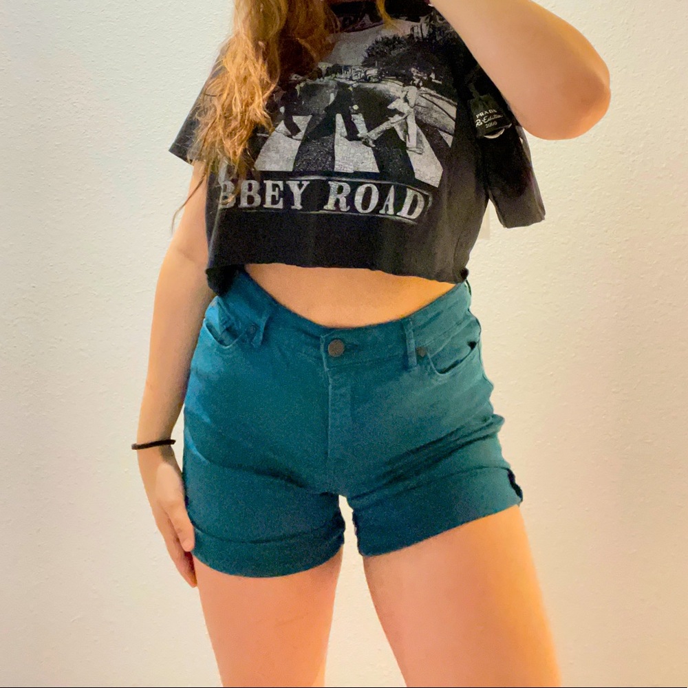 Dillard’s Code Bleu cut off jean shorts